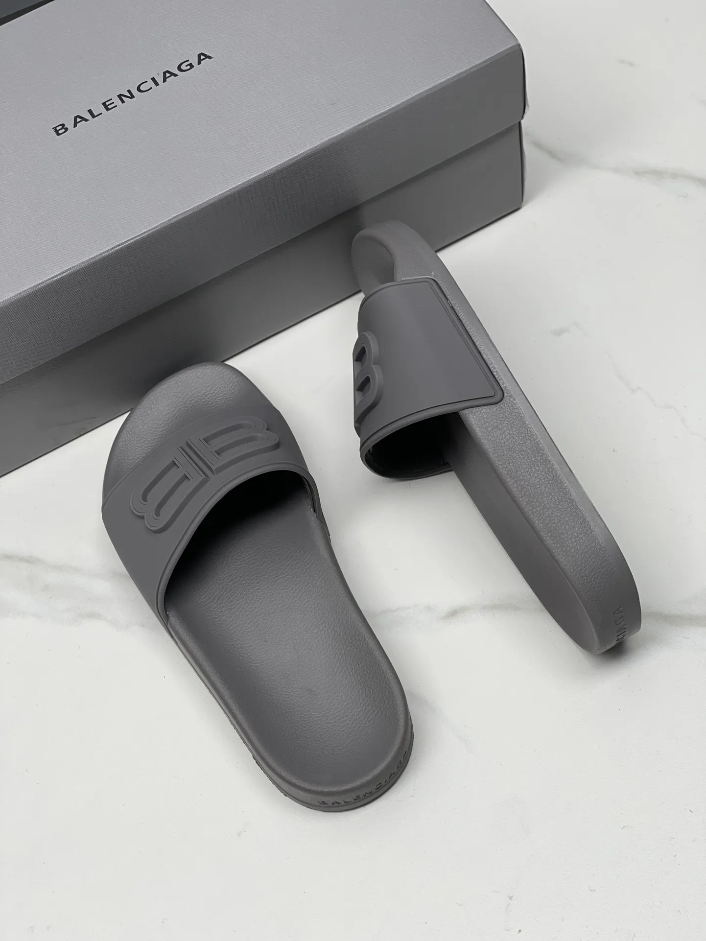 👟👟Ex-factory price 240👟👟 Women's Shoes Women's Clothing Balenciaga 2023 trendy slippers!  Balenciaga Political Campaign Latest Abrasive Development!  A favorite of European and American ladies, celebrities, and Internet celebrity girls. Exquisite uppers are hand-sewn and threaded. They are fluffy and soft, skin-friendly and soft, a must-have for summer. Fashionable but not overly ostentatious. Original natural rubber non-slip and wear-resistant sole. Size 35-40, 39-45 matching counter latest original packaging.